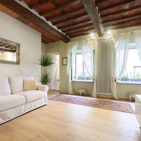 Corte Paolina - Charming Courtyard Inside * ルッカ