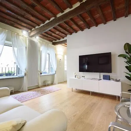 Corte Paolina - Charming Courtyard Inside ルッカ