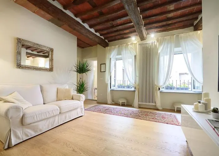 Corte Paolina - Charming Courtyard Inside * ルッカ