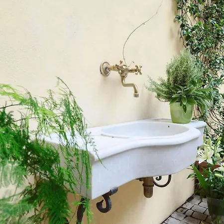 Corte Paolina - Charming Courtyard Inside Lucca